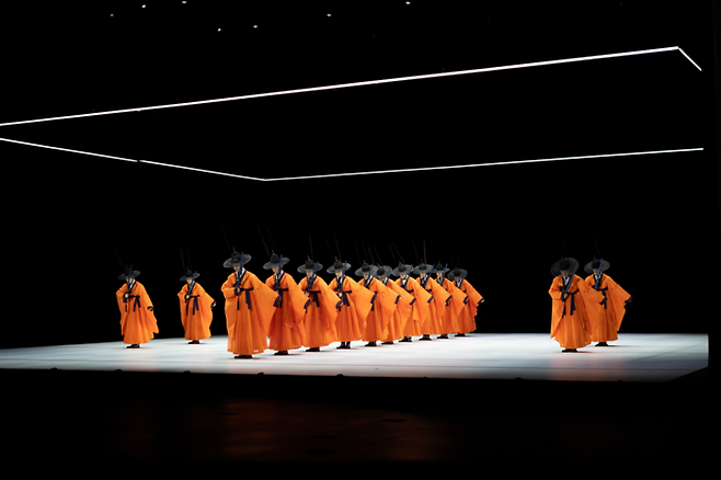 20일(현지시간) 미국 뉴욕 링컨센터 데이비드 코크 시어터에서 열린 서울시무용단 ‘일무’ 공연에서 무용수들이 역대 임금의 무공(武功)을 칭송하며 정대업(定大業) 음악에 맞추어 추는 무관의 춤 ‘정대업지무’를 선보이고 있다. 세종문화회관