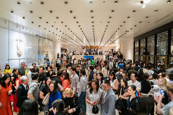 21일(현지시간) 서울시무용단 ‘일무’의 첫 해외 공연이 열린 미국 뉴욕 링컨센터 데이비드 코크 시어터 로비에서 관객들이 입장을 기다리고 있다. 세종문화회관