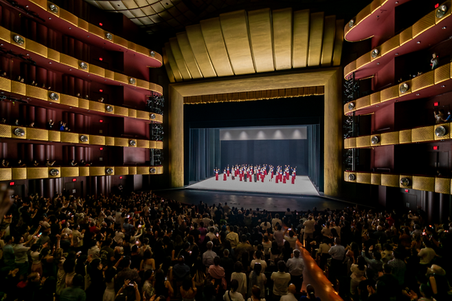 21일(현지시간) 미국 뉴욕 링컨센터 데이비드 코크 시어터에서 열린 서울시무용단 ‘일무’ 공연이 끝나고 무용수와 제작진이 기립박수 치는 관객들에게 인사하고 있다. 세종문화회관