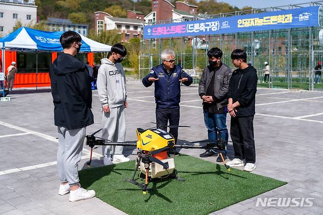 [담양=뉴시스] 전남도립대 학생들이 드론 실습 교육을 받고있다. (사진=전남도 제공) 2023.07.23. photo@newsis.com *재판매 및 DB 금지