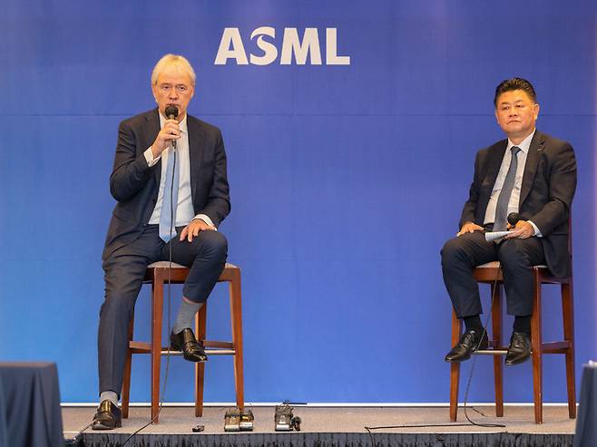 [서울=뉴시스]ASML 피터 베닝크 최고경영자와 ASML코리아 이우경 대표이사. (사진=업체 제공) 2022.11.15. photo@newsis.com *재판매 및 DB 금지