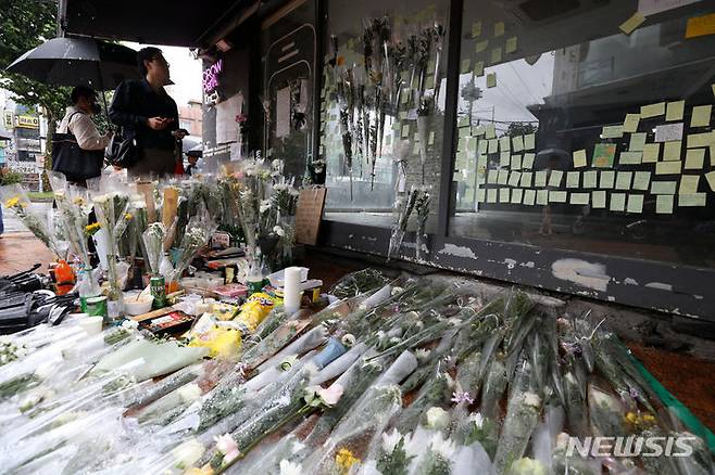 [서울=뉴시스] 김명년 기자 = 23일 오전 서울 관악구 신림역 '묻지마 흉기난동' 사건 현장에서 시민들이 추모 메시지를 읽고 있다. 2023.07.23. kmn@newsis.com