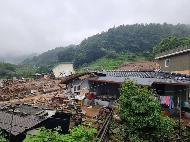 [풍기=뉴시스] 김진호기자 = 15일 12시 현재 경북 영주시 풍기읍 산사태 현장. 2023.07.15. kjh9326@newsis.com *재판매 및 DB 금지