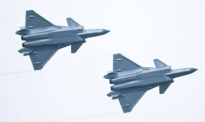 중국 공군 J-20 스텔스 전투기 편대가 저공으로 날면서 시범비행을 하고 있다. 신화통신