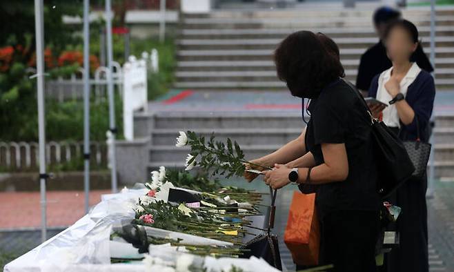 23일 서울의 한 초등학교에서 추모객들이 최근 스스로 목숨을 끊은 교사를 추모하고 있다. 뉴시스