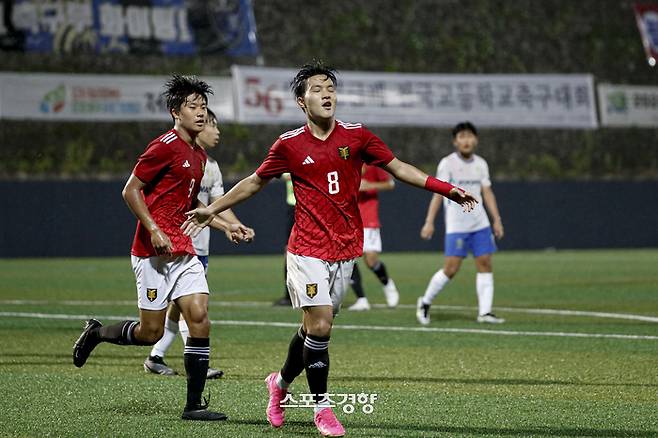 서울 영등포공고 이경원이 22일 충북 제천축구센터에서 열린 제56회 대통령금배 전국고등학교축구대회 경기 북내FCU18와의 경기에서 득점 후 세레모니를 하고 있다. 문재원 기자