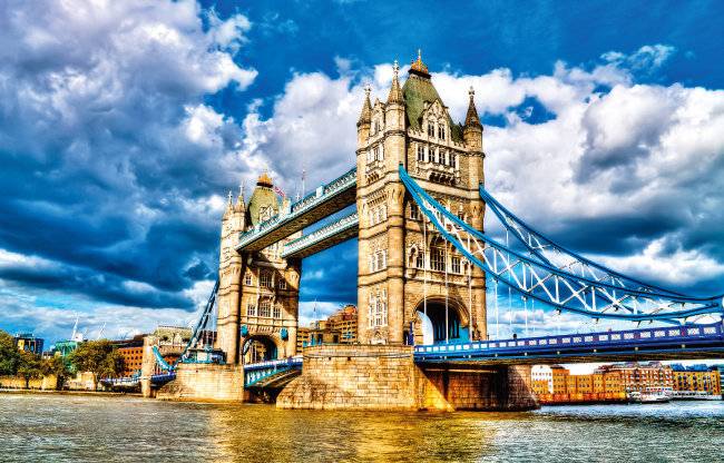 큰 배가 지나가면 다리가 올라가는 도개교 ‘타워 브리지’. [GettyImages]