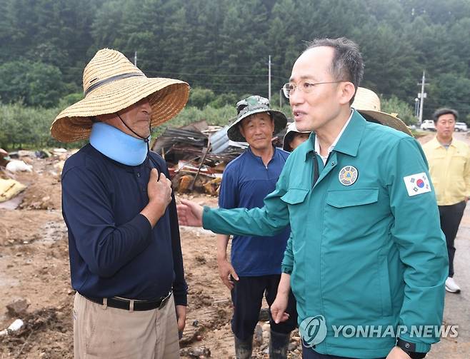 경북 봉화 집중호우 피해지역 방문한 추경호 부총리 (서울=연합뉴스) 추경호 경제부총리 겸 기획재정부 장관이 21일 집중호우로 인해 산사태 피해를 입은 경북 봉화 동막골마을을 방문, 주민들을 위로하며 피해상황을 점검하고 있다. 2023.7.21 [기획재정부 제공. 재판매 및 DB 금지] photo@yna.co.kr