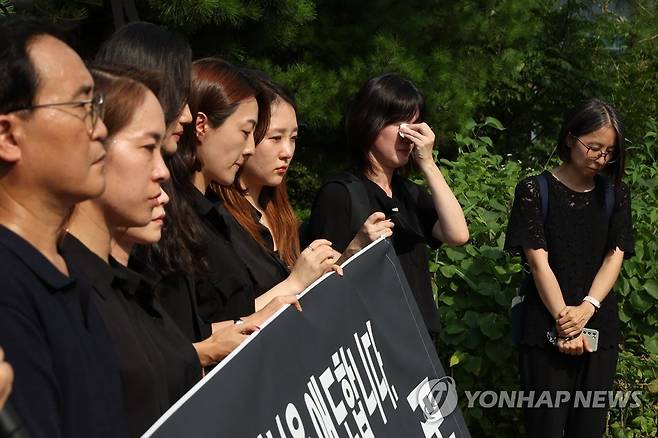 동료 교사를 잃은 슬픔 (서울=연합뉴스) 김주성 기자 = 서이초등학교에서 신규교사가 극단적 선택을 한 것과 관련해 전국초등교사노조 조합원을 비롯한 초등학교 교사들이 20일 오후 서울시교육청 앞에 열린 추모 기자회견에서 동료 교사의 추모사를 들으며 눈물을 흘리고 있다. 2023.7.20 utzza@yna.co.kr