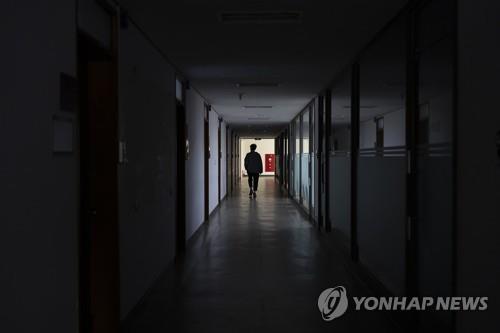 불 꺼진 학교 복도 [연합뉴스 자료사진]