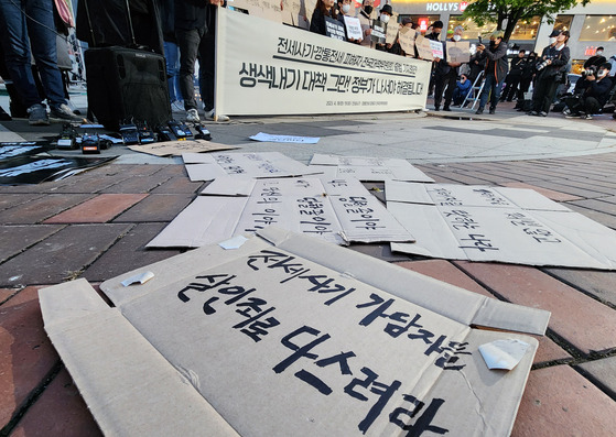 지난 4월 18일 오후 인천시 미추홀구 경인국철(서울지하철 1호선) 주안역 광장에서 '전세사기·깡통전세 피해자 전국대책위원회'가 출범 기자회견을 열고 전세사기 피의자들에 대한 엄벌을 촉구하고 있다. 〈사진=연합뉴스〉