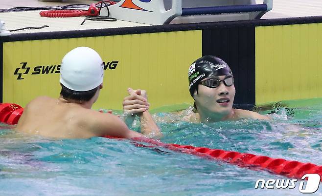 대한민국 수영 국가대표 황선우와 이호준이 14일 오후 광주 광산구 남부대학교 시립국제수영장에서 열린 '제2회 광주 전국수영선수권대회' 남자 자유형 100m 결승에서 손을 맞잡고 있다. 2023.6.14/뉴스1 ⓒ News1  DB