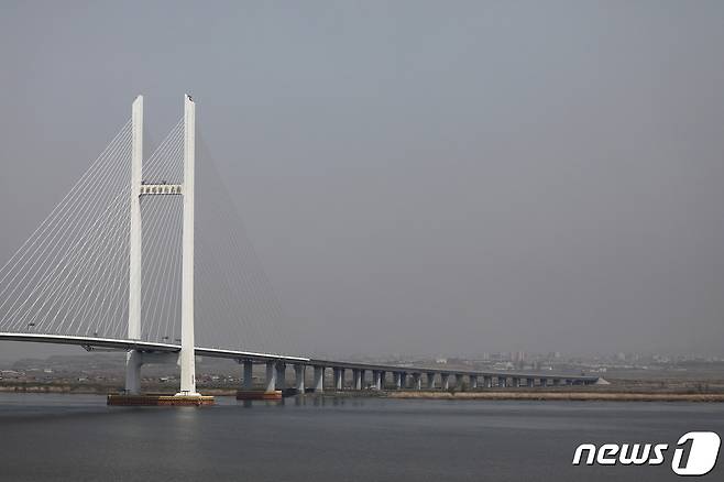 압록강을 가로지르는 신의주-단둥 간 대교. ⓒ 로이터=뉴스1 ⓒ News1 정윤영 기자