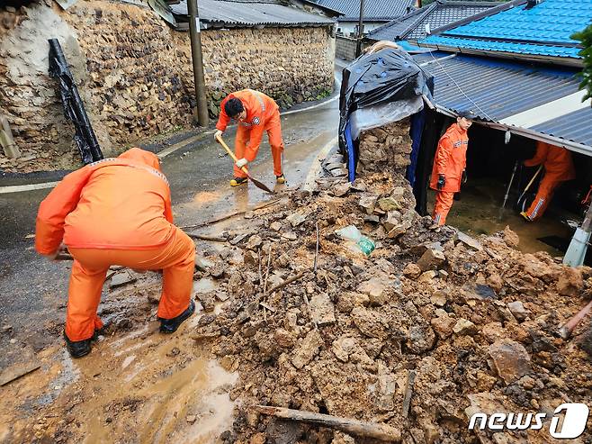 집중호우가 내린 23일 오후 7시58분쯤 전남 영광군 불갑면 우곡리의 한 주택 뒷편의 담이 무너져 소방당국이 현장 조치를 하고 있다. (전남소방본부 제공) 2023.7.24/뉴스1 ⓒ News1 이승현 기자