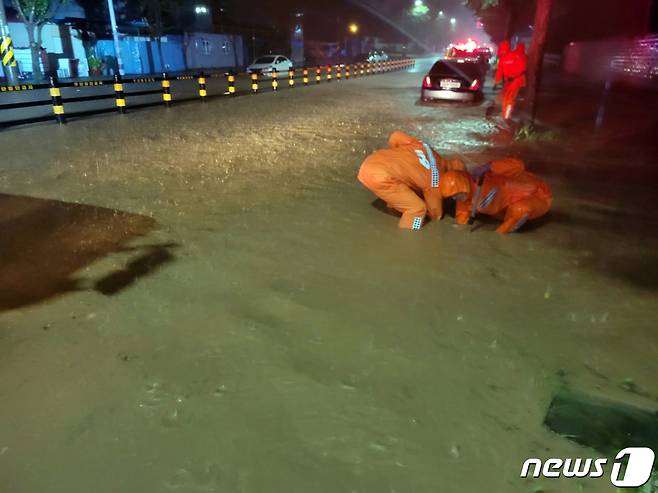 호우경보가 발효 중인 24일 오전 전남 나주시 송월동의 한 도로가 침수돼 소방당국이 배수 작업을 하고 있다. (전남소방본부 제공) 2023.7.24/뉴스1