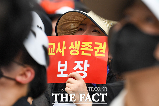 전국 교사들이 22일 서울 종로구 보신각 앞에서 서초구의 한 초등학교 교사 사망 사건에 대한 추도식 및 교사 생존권을 위한 집회를 열고 진상 규명과 교사 처우 개선 등을 촉구하고 있다. /장윤석 인턴기자