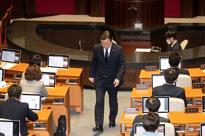 이재명 더불어민주당 대표가 지난 2월 27일 서울 여의도 국회에서 열린 제403회 국회(임시회) 제8차 본회의에서 자신에 대한 체포동의안 관련 신상 발언을 마친 후 자리로 이동하고 있다. /뉴스1