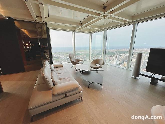 그랜드하얏트 제주 260㎡ 프레지덴션스위트 거실 및 코너 전망