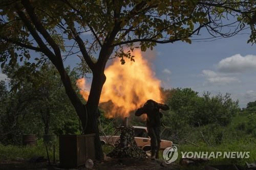 우크라이나군 박격포 발사 장면[AP 연합뉴스 자료사진]