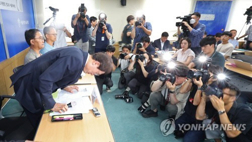 고개 숙인 조희연 교육감    조희연 서울시교육감이 24일 오후 서울시 종로구 시교육청에서 열린 시교육청-교직 3단체 긴급 공동 기자회견에서 최근 발생한 초등학교 교사 사건 관련 사과를 하고 있다. [연합뉴스]