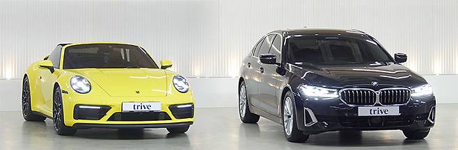 트라이브에서 보유 중인 외제 차들. 포르셰 911 카레라 4 GTS 카브리올레(왼쪽), BMW 520i 럭셔리. 사진 트라이브