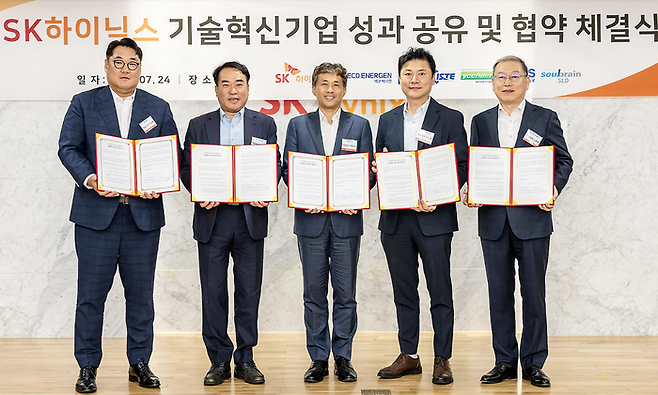 SK하이닉스가 24일 이천캠퍼스에서 7기 기술혁신기업 협약식을 가졌다. 왼쪽부터 이승훈 와이씨켐 대표, 조창현 ISTE 대표, 곽노정 SK하이닉스 대표, 임은재 코비스테크놀로지 대표, 노환철 솔브레인SLD 대표.