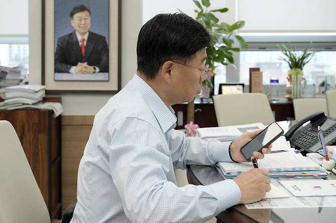 신상진 성남시장이 업무용 휴대전화에 문자로 접수된 ‘성남시장에게 바란다’ 내용을 확인하고 있다. 성남시 제공