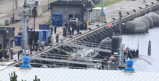 미 해군 핵추진 잠수함 아나폴리스함(SSN-760)이 24일 오전 제주 해군기지에 입항해 승조원들이 군수 적재를 하고 있다. 사진=연합뉴스