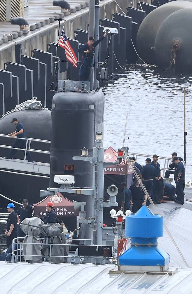 미 해군 핵추진 잠수함 아나폴리스함(SSN-760)이 24일 오전 제주 해군기지에 입항해 승조원들이 군수 적재를 하고 있다. 사진=연합뉴스