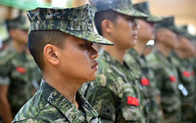 22일 경북 포항 해병대 1사단 체육관인 김대식관에서 열린 고 채아무개 상병 영결식에서 해병대원이 눈물을 흘리고 있다. 연합뉴스