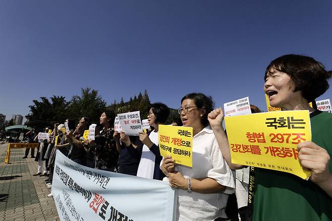 한국여성민우회와 한국성폭력상담소, 한국여성의전화 등 전국 208개 여성인권단체가 속한 ‘강간죄’ 개정을 위한 연대회의 회원들이 2019년 9월18일 오후 서울 영등포구 국회 앞에서 강간죄 구성요건 개정을 촉구하는 기자회견을 하고 있다. 이들은 강간죄 구성요건을 ‘폭행·협박’에서 ‘동의’ 여부로 개정할 것을 요구했다. 김명진 기자 littleprince@hani.co.kr