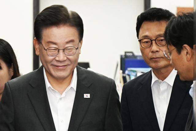 이재명 더불어민주당 대표가 24일 국회에서 열린 최고위원회의에 참석하고 있다. 고영권 기자