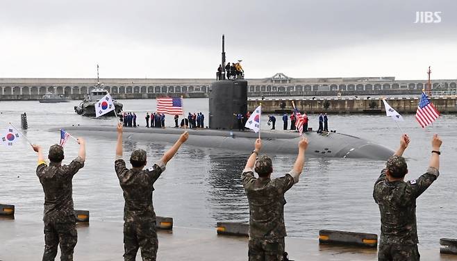 한국 해군 장별들이 오늘(24일) 오전 제주해군기지에 입항한 미국LA급 핵추진잠수함(NNS) 아나폴리스함을 환영하는 모습(해군 제공)