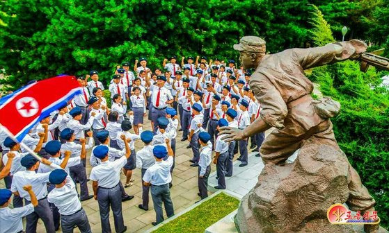 북한 노동당 기관지 노동신문은 '전승절'(한국전쟁 정전협정체결일·7월27일) 70주년을 앞둔 지난 21일 "위대한 전승세대의 조국 수호 정신을 따라 배우자"라고 독려했다. 평양 노동신문=뉴스1