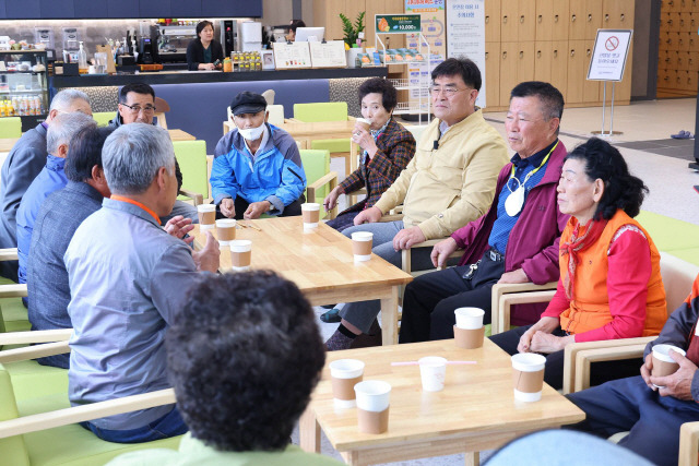 ▲ 박상수 삼척시장은 시민과의 소통 강화를 위해 시장과 함께하는 동네 한바퀴와 명예 읍·면·동장제, 시민이 직접 참여하는 투명한 지방재정 운영 등을 강조하고 있다.