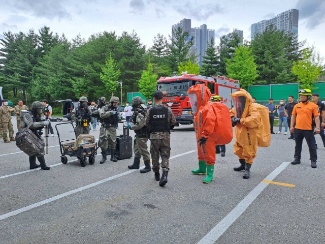 ▲ 23일 오전 강릉우편집중국에 보관된 대만발 우편물 11건을 전문가들이 점검하고 있다.  사진 제공=강원특별자치도소방본부