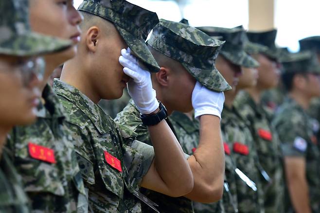 지난 22일 경북 포항 해병대 1사단 체육관인 ‘김대식관’에서 열린 고 채수근 상병 영결식에서 해병대원이 눈물을 흘리고 있다. 연합뉴스