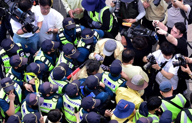 지난달 17일 대구 중구 대중교통전용지구에서 경찰과 공무원들이 충돌하고 있는 모습. 뉴시스