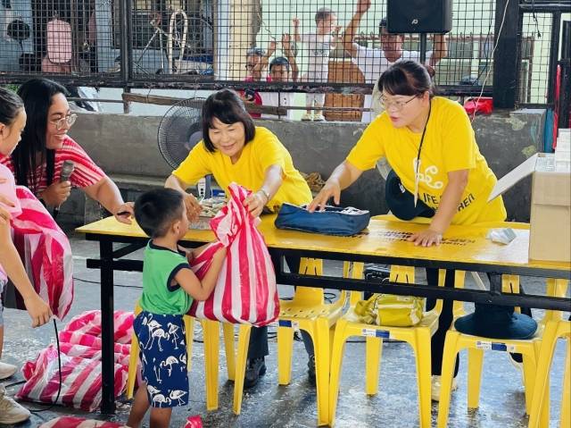 라이프오브더칠드런 소속 박명자(56), 박인순(49) 캠페이너가 지난 18일 따뇽 바랑가이 영양지원 행사에서 아이들에게 옷 두벌과 학용품을 나눠주고 있다. 라이프오브더칠드런 제공