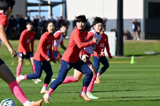 한국 여자 축구 대표팀의 지소연(가운데)이 지난 19일 호주 캠벨타운에서 훈련하고 있다. 대한축구협회 제공