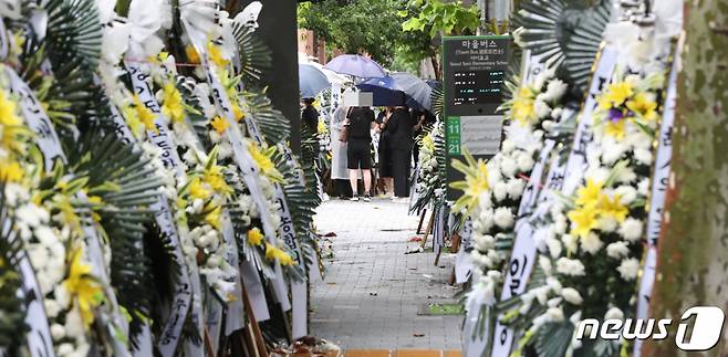 지난 23일 서울 서초구 서이초등학교에서 교사들과 시민들이 극단 선택으로 세상을 떠난 교사를 추모하고 있다. /사진=뉴스1