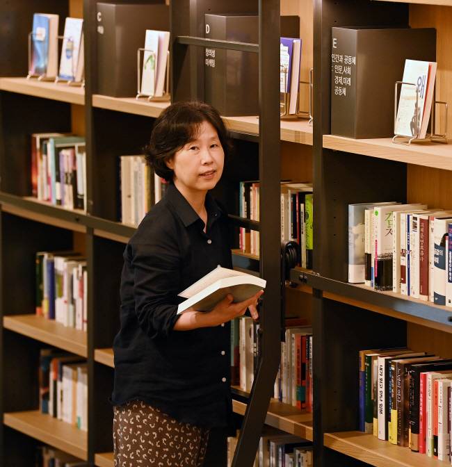 지난 19일 서울 강남구 최인아책방에서 만난 최인아 전 제일기획 부사장이 책방 사다리에 올라 책을 고르고 있다.  백동현 기자