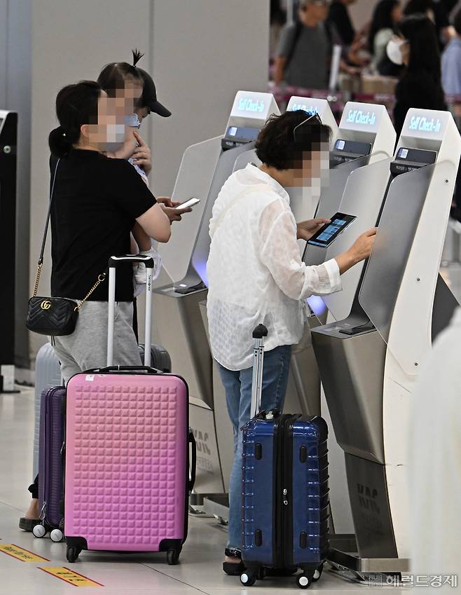 24일 서울 강서구 김포국제공항 국내선에서 발권하는 시민들이 가득 하다. 임세준 기자