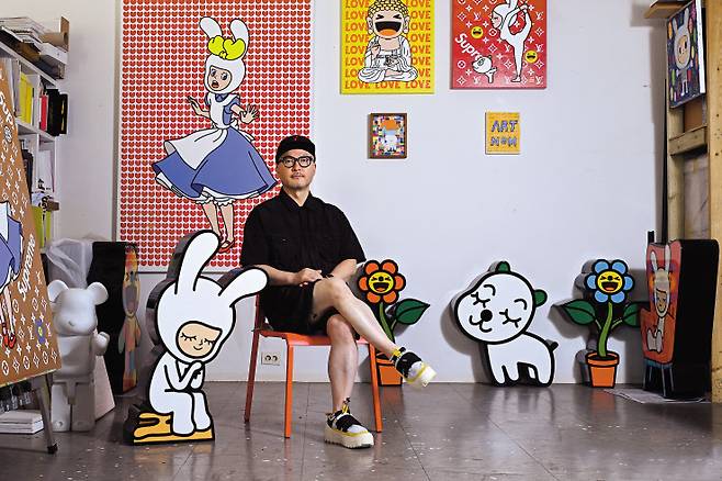 8월 1일부터 한 달간 헤럴드 아트데이 광교센터에서 개인전 ‘버블버블 아트놈’을 여는 팝 아티스트 아트놈이 경기도 장흥 소재 가나아틀리 작업실에서 포즈를 취하고 있다. 임세준 기자