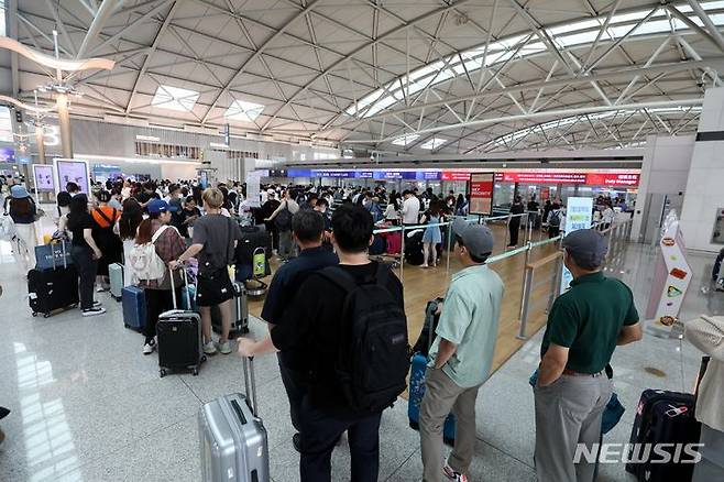 [인천공항=뉴시스] 조성봉 기자= 휴가철을 맞아 24일 오전 인천국제공항 1터미널 출국장에서 여행객들이 출국 수속을 밟기 위해 줄지어 서 있다. 2023.07.24. suncho21@newsis.com