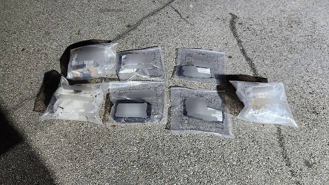 [부산=뉴시스] ﻿﻿﻿24일 전국 각지에서 정체불명의 해외 우편물 발송 사례가 나타나 일부 소비자들의 구매 불안으로 이어지는 모양새다. 사진은 부산에 도착한 해외 발신 우편물. (사진=부산소방재난본부 제공) *재판매 및 DB 금지