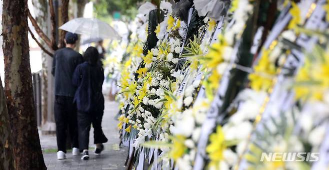 [서울=뉴시스] 김선웅 기자 = 서울 서초구 서이초등학교 저연차 교사 극단 선택 사건과 관련, 24일까지도 관련 학부모 조사가 이뤄지지 않았다는 교사들의 불만이 커지고 있다.사진은 지난 23일 서울 서초구 서이초등학교에 최근 스스로 목숨을 끊은 서이초 교사를 추모하는 화환이 놓인 모습. 교원단체 등은 이번 사건이 악성민원 등 학부모의 괴롭힘에 의해 발생했다는 의혹을 제기하고 있으며 경찰은 온라인상에서 제기된 학부모 갑질 여부 등에 대해 조사 중이다. 2023.07.23. mangusta@newsis.com