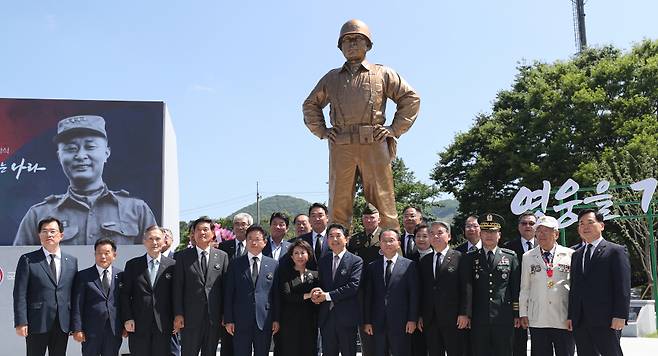 지난 5일 오후 경북 칠곡 다부동 전적 기념관에서 열린 고 백선엽 장군의 동상 제막식에서 박민식 보훈부 장관, 백선엽 장군의 장녀 백남희 여사, 이철우 경북도지사, 이종섭 국방부 장관, 국민의힘 윤재옥 원내대표 등 내빈들이 제막 후 기념 촬영을 하고 있다. ⓒ연합뉴스