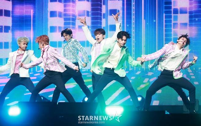 그룹 호라이즌(HORI7ON)이 24일 오후 서울 올림픽공원 올림픽홀에서 진행된 데뷔 정규앨범 'Friend-SHIP'(프렌드-십) 발매기념 쇼케이스에서 신곡을 선보이고 있다.  이번 앨범에는 타이틀곡 'SIX7EEN'(식스틴)을 비롯해 'How You Feel'(하우 유 필), 'Bonnie & Clyde'(보니 & 클라이드), 'Light Way'(라이트 웨이) 등이 수록됐다. /2023.07.24 /사진=이동훈 기자 photoguy@