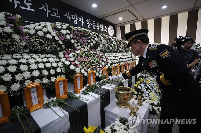 오송 궁평2지하차도 사고 합동분향소 방문한 윤희근 경찰청장 (청주=연합뉴스) 김형우 기자 = 윤희근 경찰청장이 21일 오전 충북도청에 마련된 오송 궁평2지하차도 침수 사고 희생자 합동분향소를 방문해 조문하고 있다. 2023.7.21 vodcast@yna.co.kr